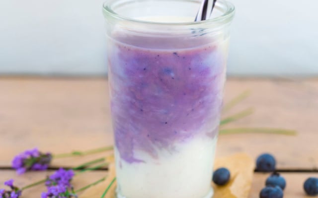 Smoothie bi-goût myrtille/banane à la vanille et au lait de chèvre