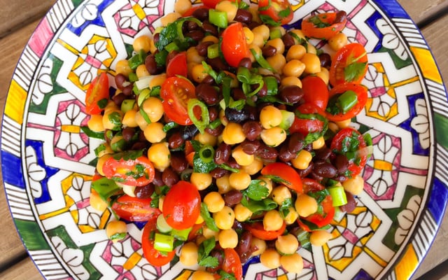 Salade aux haricots rouges, pois chiches et tomates