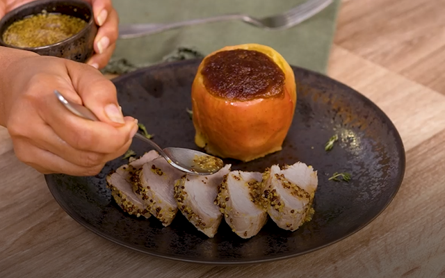 Filet mignon de porc au miel et à la moutarde à la vapeur et pommes spéculoos au four