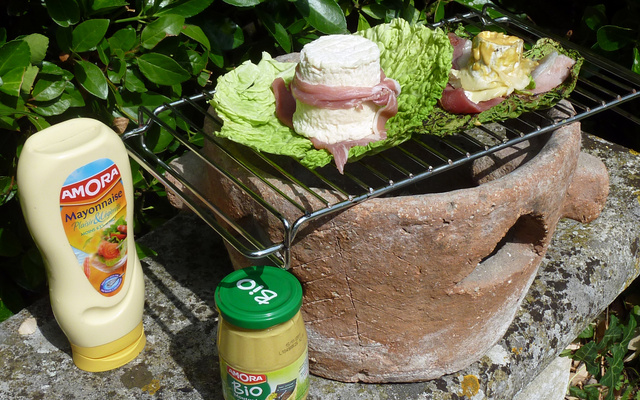 Ma recette barbecue :CHABICHOU du POITOU dans sa feuille de chou, habillé jambon de pays, maquillé Amora, cuit sur la braise sur notre réchaud en terre de grand-mère.