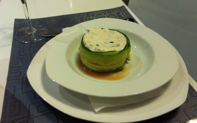 Tartare de saumon sur son tartare de tomates au basilic