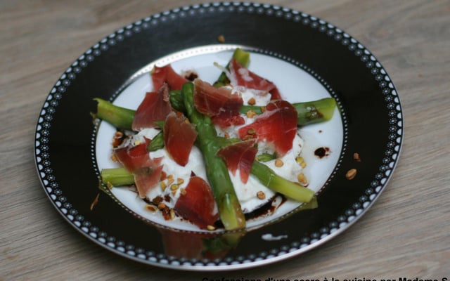 Asperges, jambon de Parme, pistaches et chantilly de chèvre