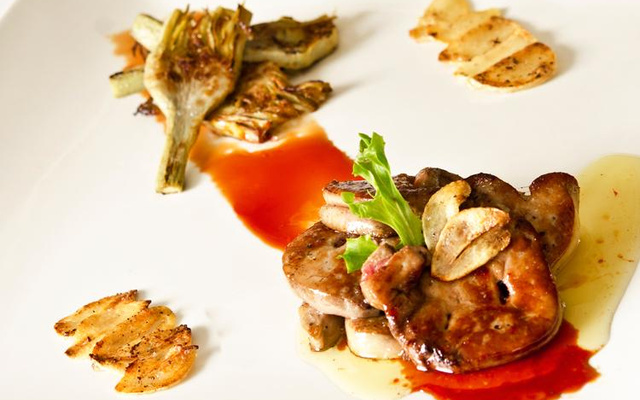 Foie gras poêlé et laqué, ail croustillant et artichauts grillés