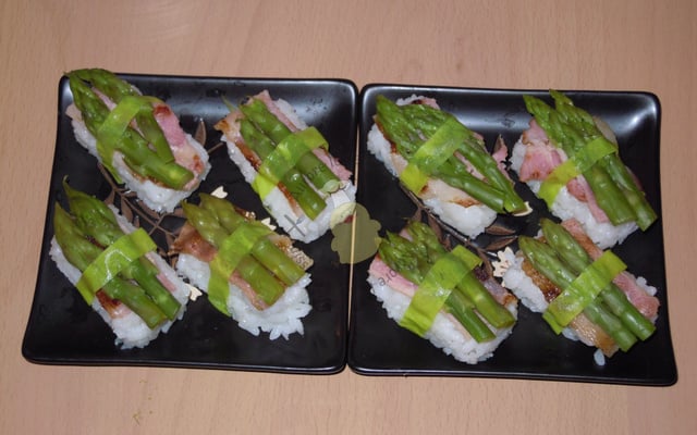 Sushis asperges vertes et poitrine fumée