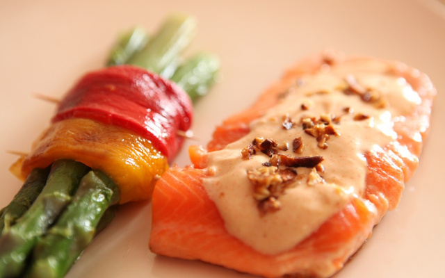 Pavés de truite mi-cuits et leur bouquet d'asperges