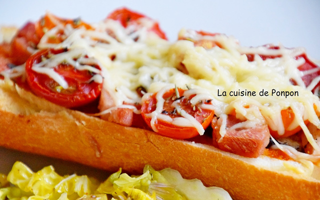 Pizza baguette au jambon, piquillos et tomates cerise