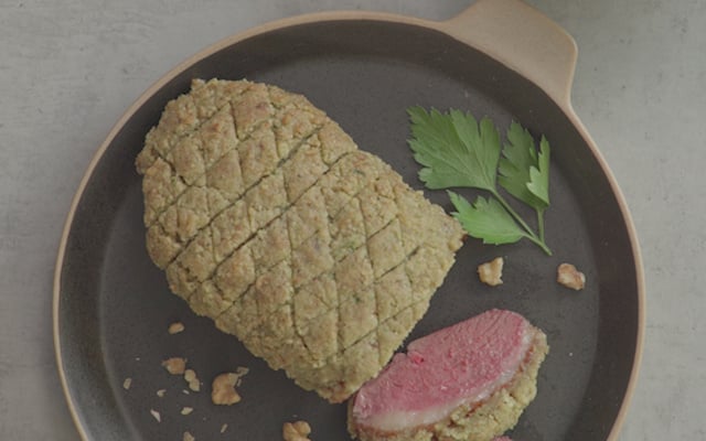 Magret en croûte de noix et pommes caramélisées à la cannelle