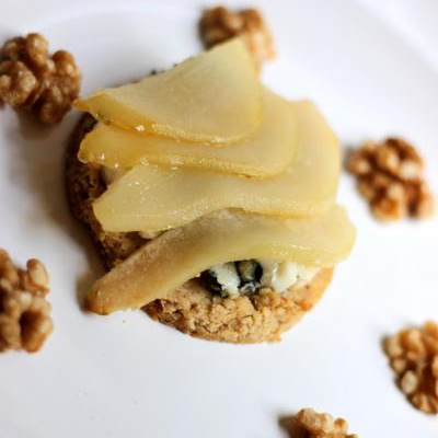 Poires-roquefort papillon sur sablés au noix