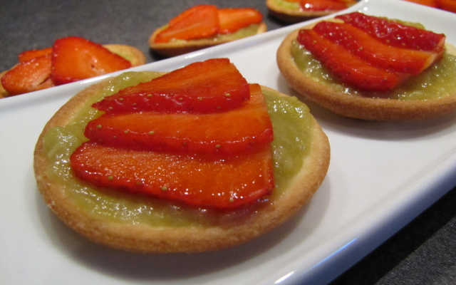Petites tartes aux fraises sur lit de rhubarbe vanillée