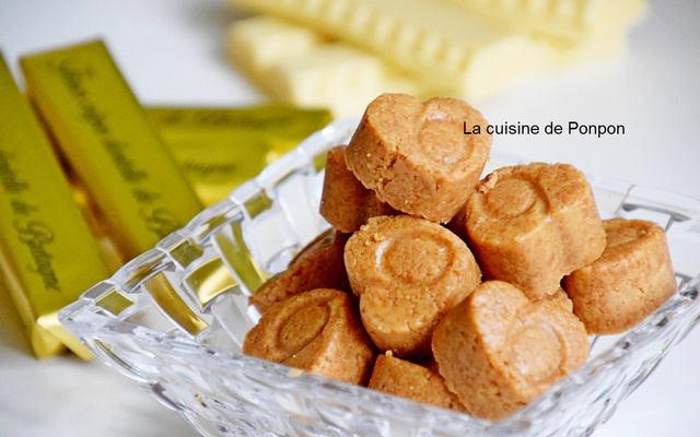 Praline croustillante au chocolat blanc, gavotte et confiture de lait