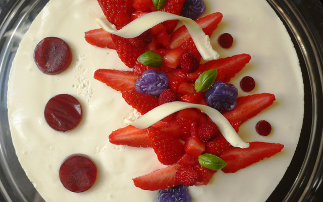 Entremet chocolat blanc, fraises gariguette et violette