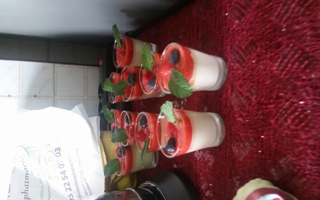 La vraie panna cotta et ses fraises au sirop de violette