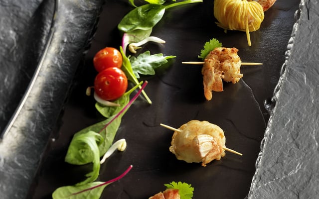 Petites brochettes de langoustines accompagnées