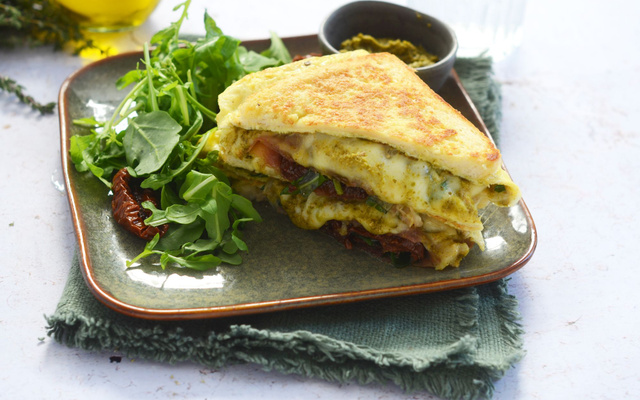 Sandwich omelette au pesto, jambon cru et mozzarella