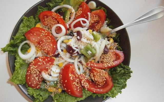 Salade composée, riz, maïs, poivrons, haricots rouges et tomates
