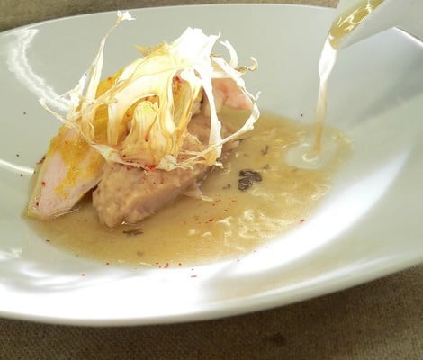 Volaille, moutarde au curry, navets acidulés et bouillon de poule au nori