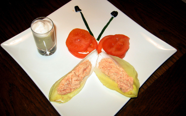 Papillons d'endives aux rillettes de saumon cappuccino d'endive, espuma de saumon