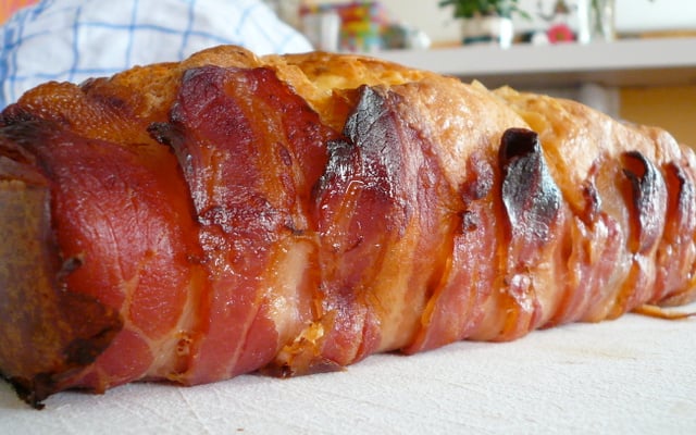 Cake aux pruneaux et à la poitrine fumée