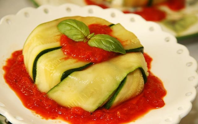 Courgettes au chèvre frais en Charlotte, coulis de poivron rouge au basilic