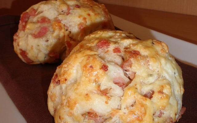 Pains individuels aux lardons et comté