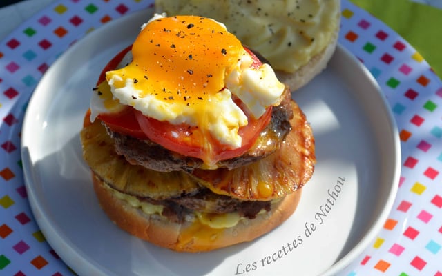Hamburger australien à l'ananas grillé et œuf sur le plat