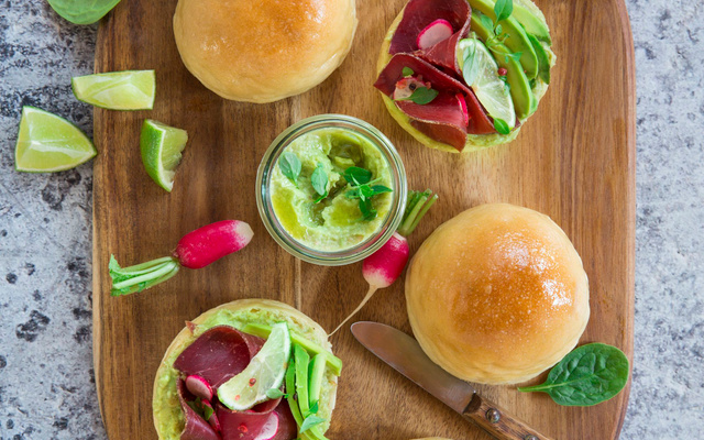 Petits pains à l’huile d’olive, Houmous d’avocat et Noix de Bœuf séchée