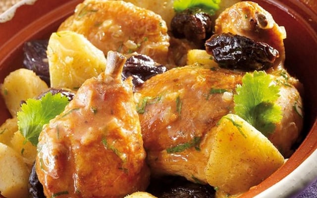 Tajine de poulet aux pruneaux et fonds d'artichauts