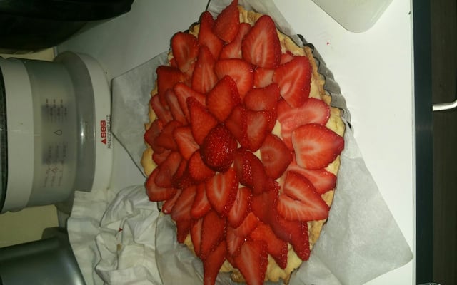 Tarte traditionnelle aux fraises et à la crème pâtissière