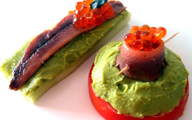 Canapés de concombre et de tomate aux sardines