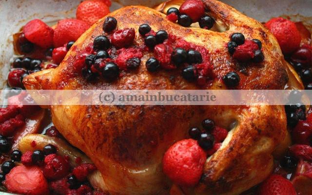 Poulet cuit au four avec pommes, fraises et  baies