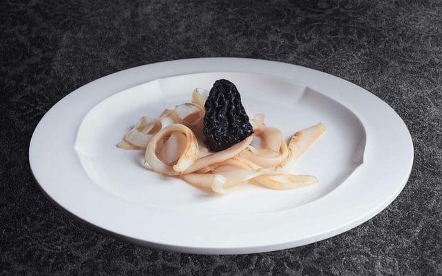 Tagliatelle de seiche aux morilles et encre de seiche cacao