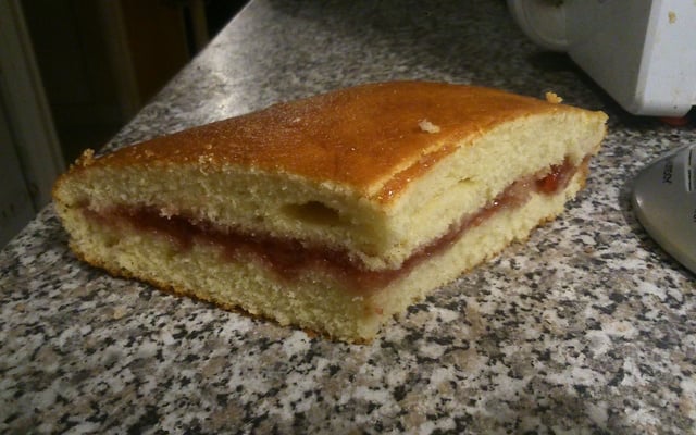 Gâteau léger et moelleux garni de confiture