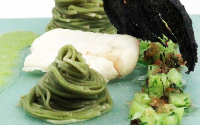 Morue fraîche cuite à la vapeur condiment et sauce à la tomate verte nouilles au thé vert