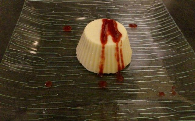 Douceurs framboise et vanille en coque chocolat blanc