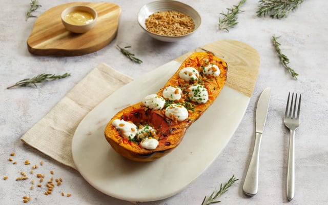 Butternut rôti au fromage frais de chèvre, miel et épeautre soufflé