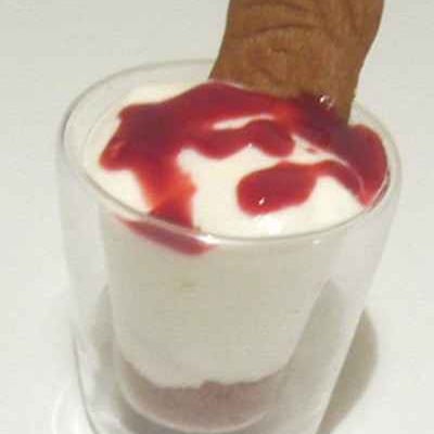 Verrine mousse de fromage blanc au cœur de coulis de fruits rouges