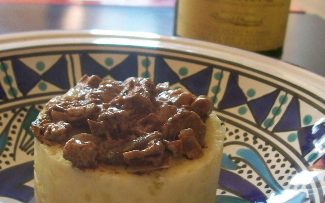 Bouchées pomme de terre, cœur coulant de cancoillotte, couronne de champignons.