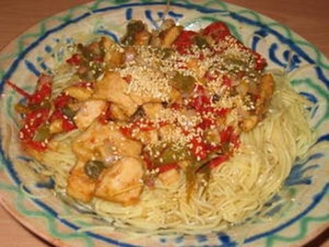 Nouilles sautées poivron-poulet à l'aigre-doux