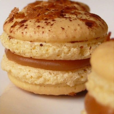 Macarons au caramel et sel de Guérande
