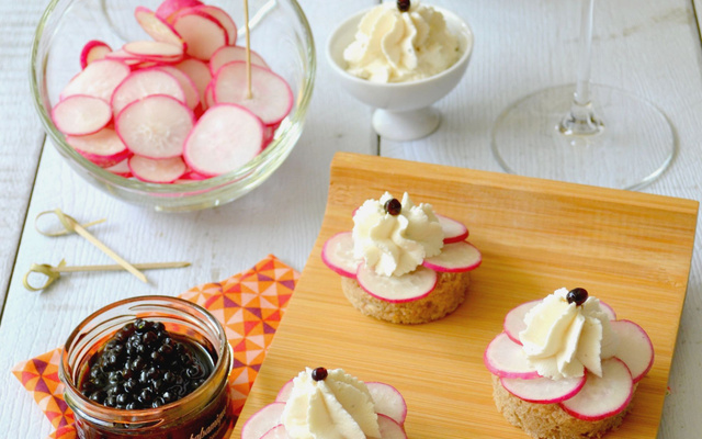 Mousse au chèvre, mascarpone & vinaigre de framboise, rosaces de radis & pain complet au miel