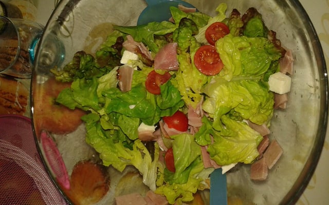 Salade de mozzarella, tomates et pommes fruits