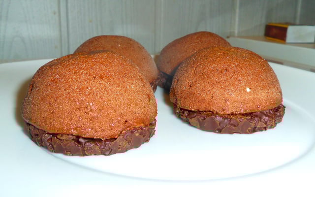 Un dessert tout chocolat: mousse sur croustillant chocolat