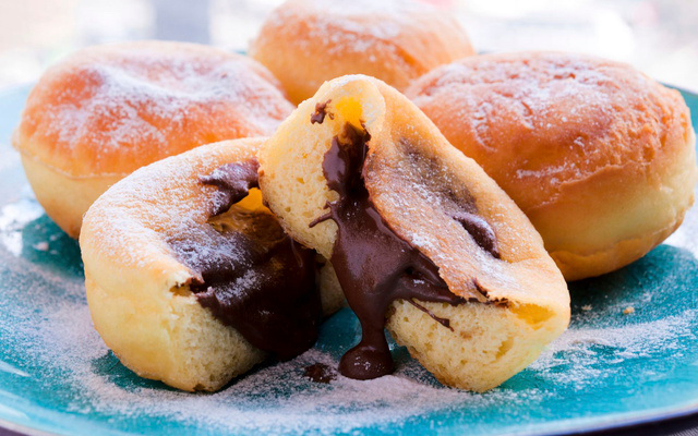 Beignets fourrés au chocolat