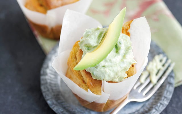 Muffins salés à l'avocat Hass du Pérou, féta et tomates séchées