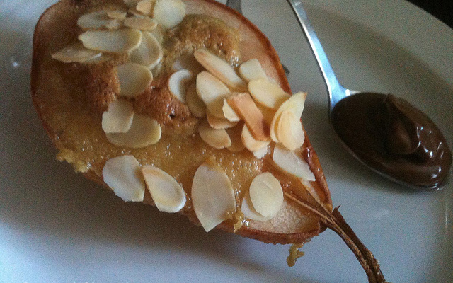 Poire rôtie, cœur caramel et crème d'amande