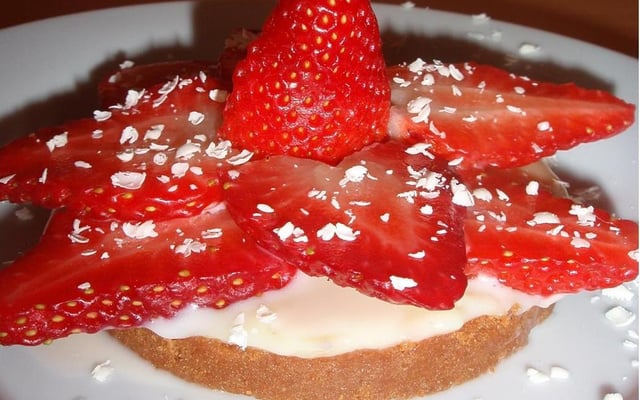 Tartelettes aux fraises, spéculoos et chocolat blanc