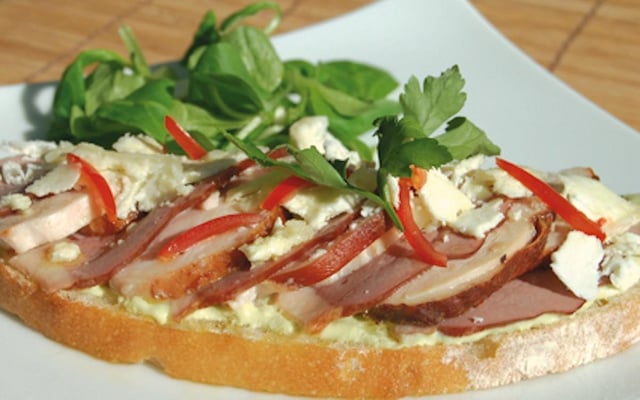 Tartine de Poulet et Canard Fumé, crème d'avocat aux pignons et fromage de chèvre