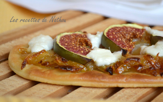 Pizzetta aux figues, oignons confits et chèvre