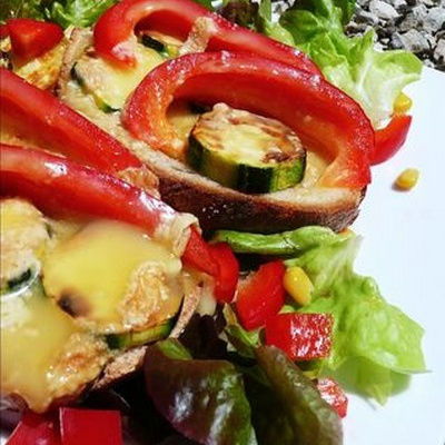 Tartines époisses au marc, poivrons et courgettes