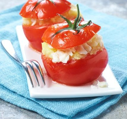 Tomates farcies à la compotée de pommes de terre et merlu
